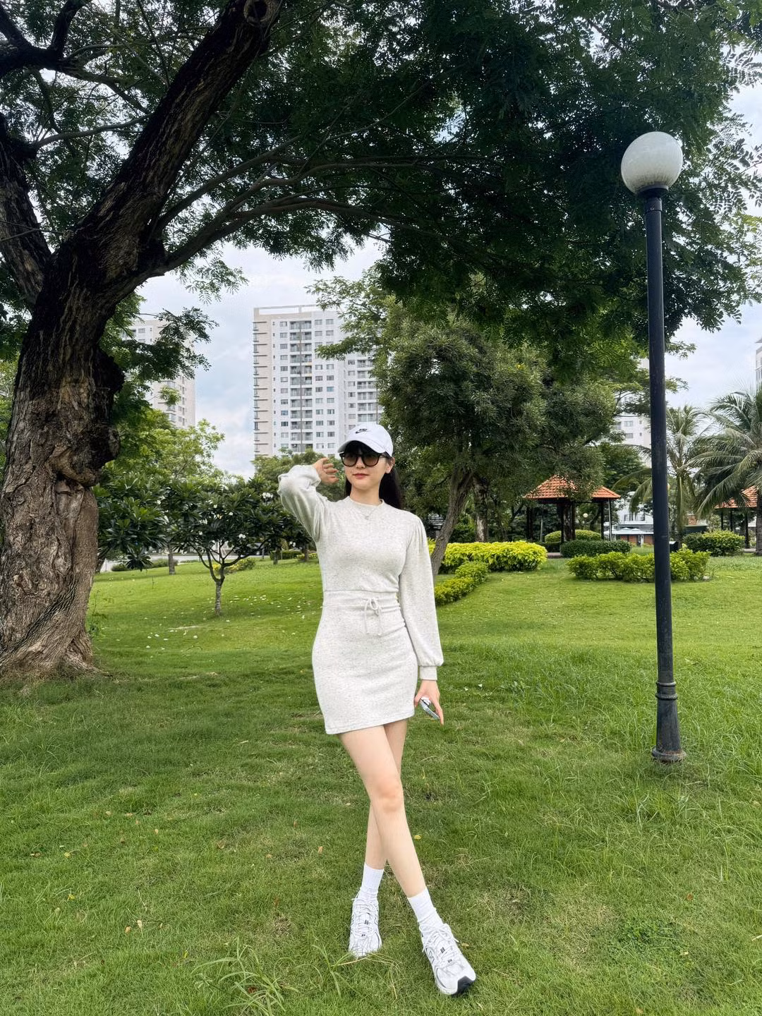 Hải Tú khoe cặp chân dài thẳng tắp, được Hari Won khen ngợi không ngớt. Nhiều fan dành lời khen ngợi cho vẻ ngoài và vóc dáng của nữ diễn viên.