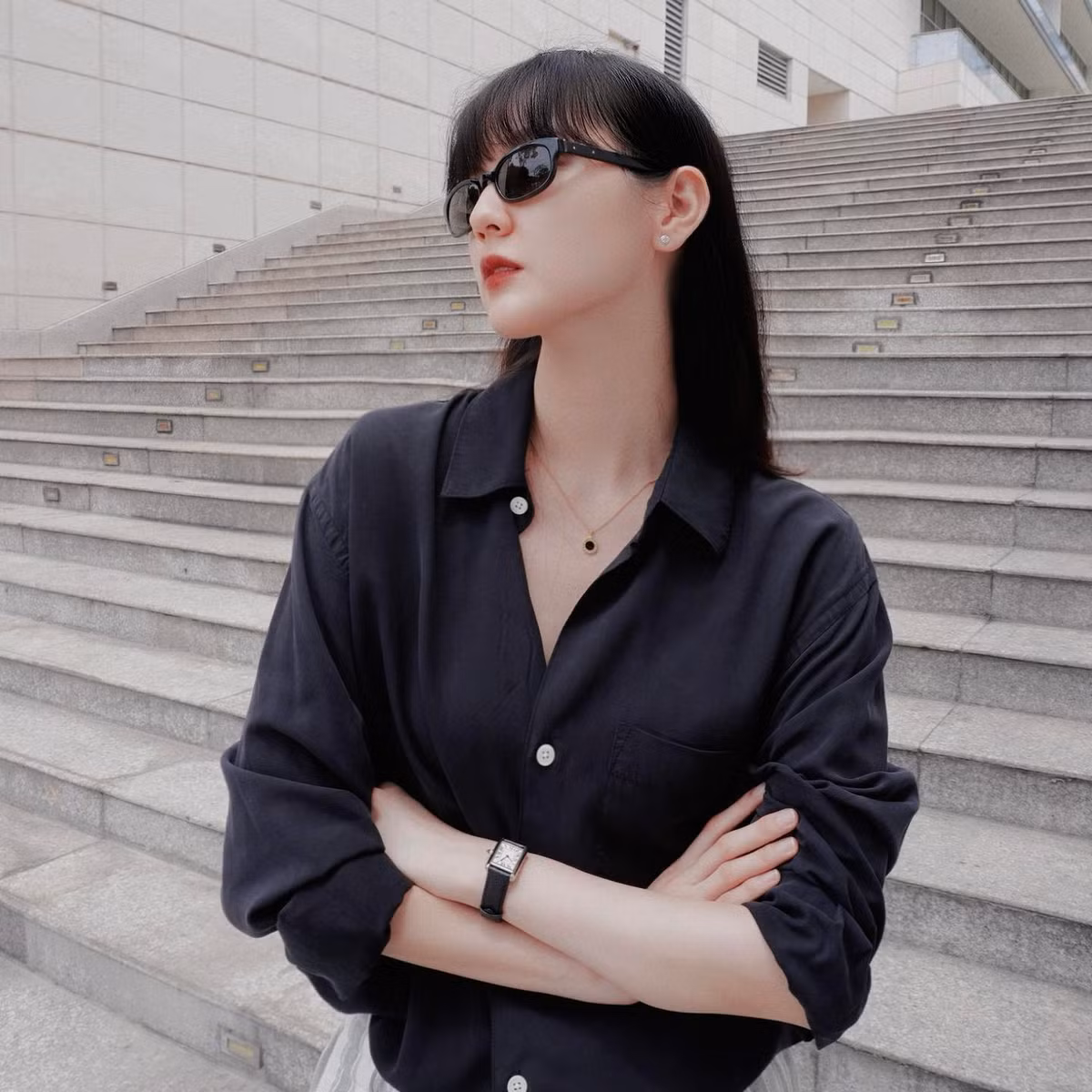 Trong vlog, Hải Tú xuất hiện với vẻ ngoài trẻ trung và dẫn dắt khán giả khám phá Bangkok, Thái Lan.