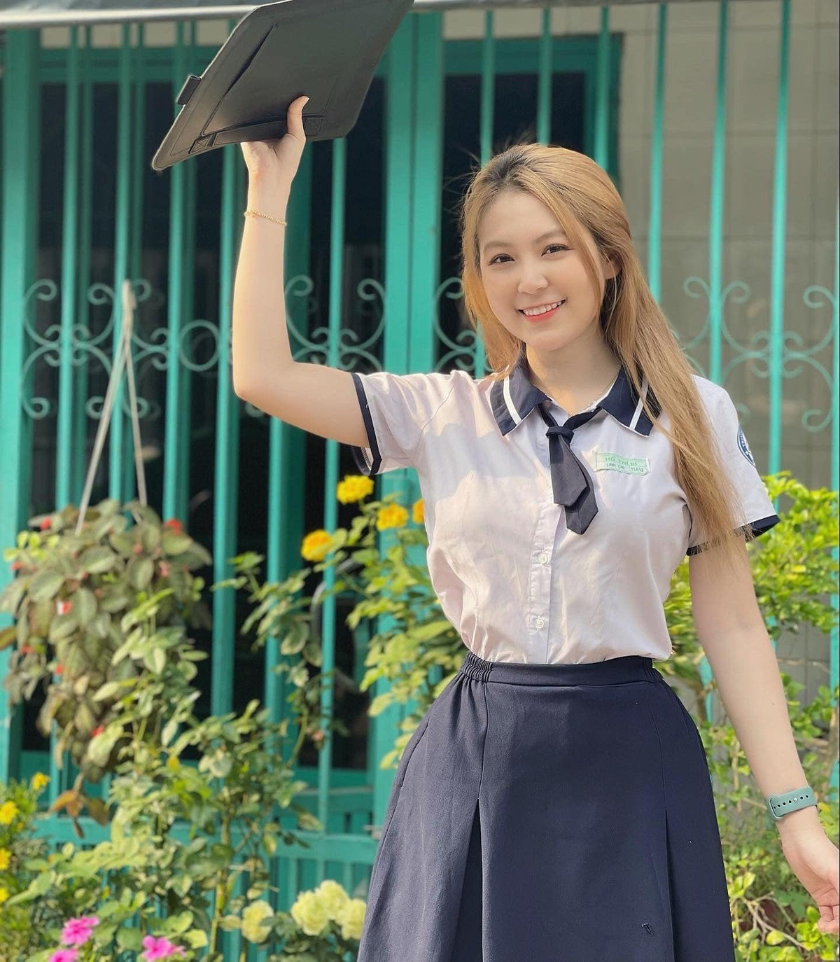 Trong ảnh, hot girl Trần Trân diện đồng phục của nữ sinh với chiếc chân váy tối màu và áo đồng phục. Đi kèm là dòng caption: "Em đi khai giảng về rồi nha".