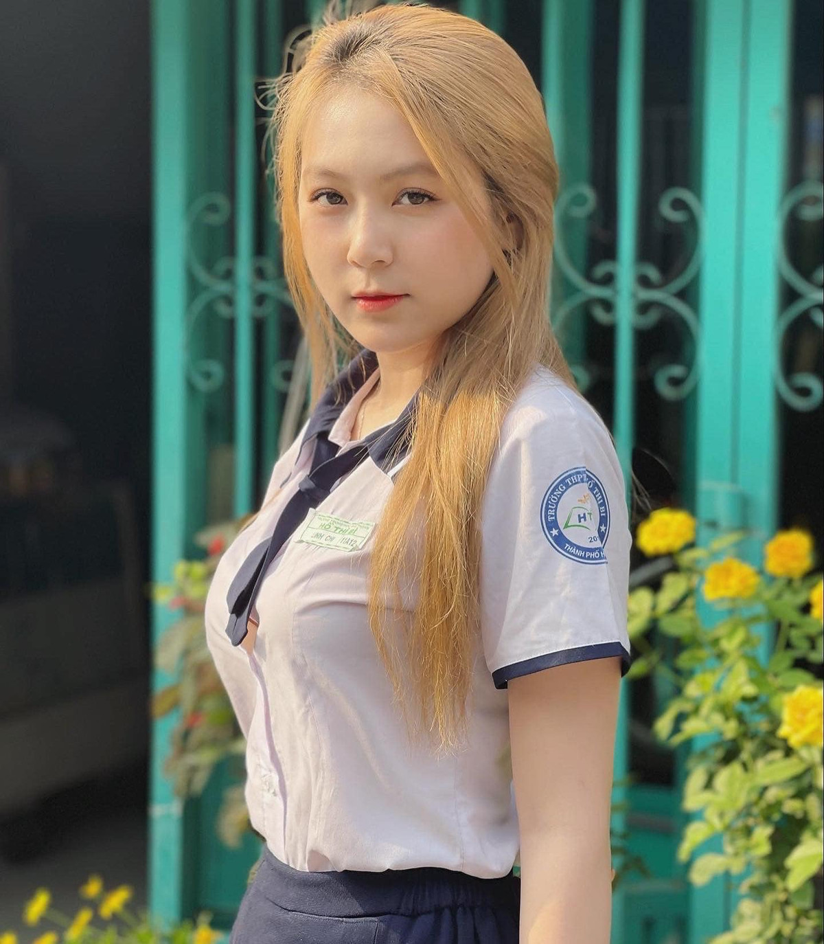 Mặc dù với set đồ nữ sinh đơn giản nhưng sắc vóc của Trần Trân vẫn là điều khiến netizen phải trầm trồ.