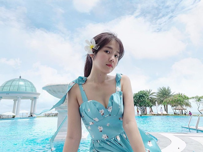 Làn da cũng được Kiều Trinh chăm chút rất kỹ, mỗi khi đi quay ngoài nắng về thường phải để da dịu lại, rồi dưỡng bằng lotion để da không bị sạm đen hay tổn thương.