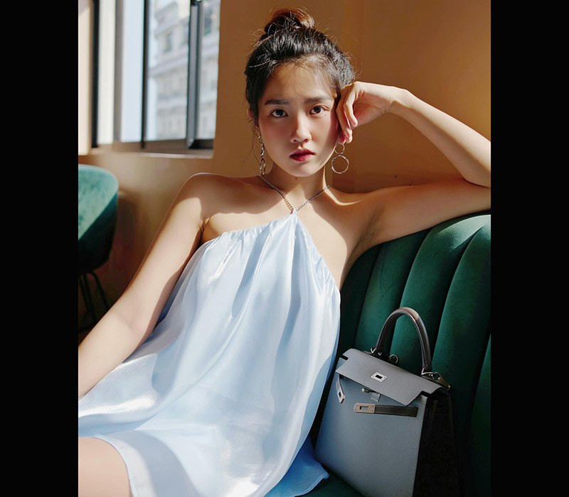 Kiều Trinh sở hữu mái tóc bồng bềnh, làn da căng mịn và hoàn hảo như một nàng thơ.