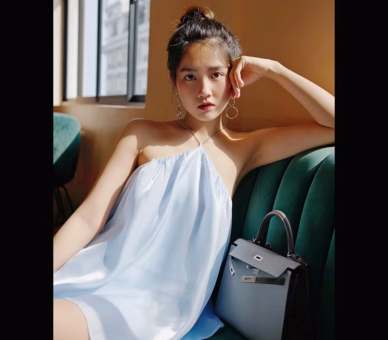 Kiều Trinh sở hữu mái tóc bồng bềnh, làn da căng mịn và hoàn hảo như một nàng thơ.