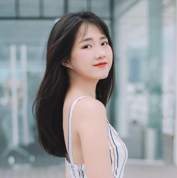 Mặc dù phải trang điểm nhiều nhưng Kiều Trinh cũng ít khi nổi mụn, cô tranh thủ những thời gian rảnh rỗi để mặt mộc cho làn da được thở, đồng thời cấp ẩm đủ để da luôn căng mịn.