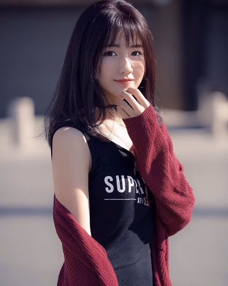 Đôi chân thon gọn và nuột nà của Kiều Trinh làm bao ánh nhìn xao xuyến, có thể nói cô nàng là một trong những nữ diễn viên có ngoại hình vượt trội nhất nhì làng Vbiz.