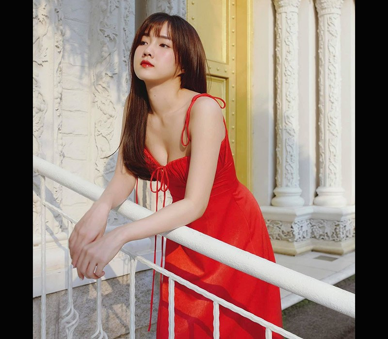 Đôi vai thon gầy bao cô gái ao ước có được của Kiều Trinh, cô bạn khéo khoe vóc dáng với bikini trễ vai đầy thời thượng và hở đúng chỗ.