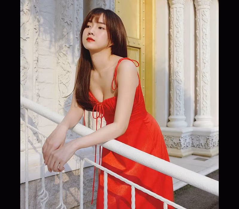 Đôi vai thon gầy bao cô gái ao ước có được của Kiều Trinh, cô bạn khéo khoe vóc dáng với bikini trễ vai đầy thời thượng và hở đúng chỗ.