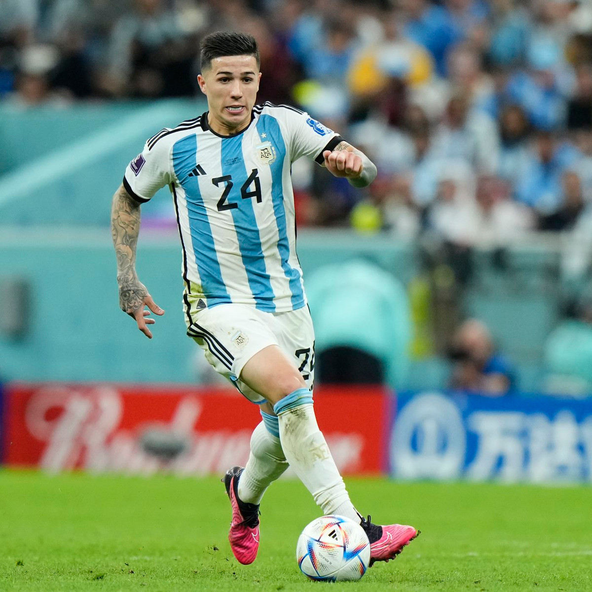 Với khả năng hiện tại và triển vọng lớn trong tương lai, Enzo Fernandez không chỉ là mục tiêu của hai Quỷ đỏ nước Anh là Liverpool và Manchester United, mà theo nhiều nguồn tin, còn lọt vào tầm ngắm của Arsenal, Manchester City, Tottenham và Wolverhampton.