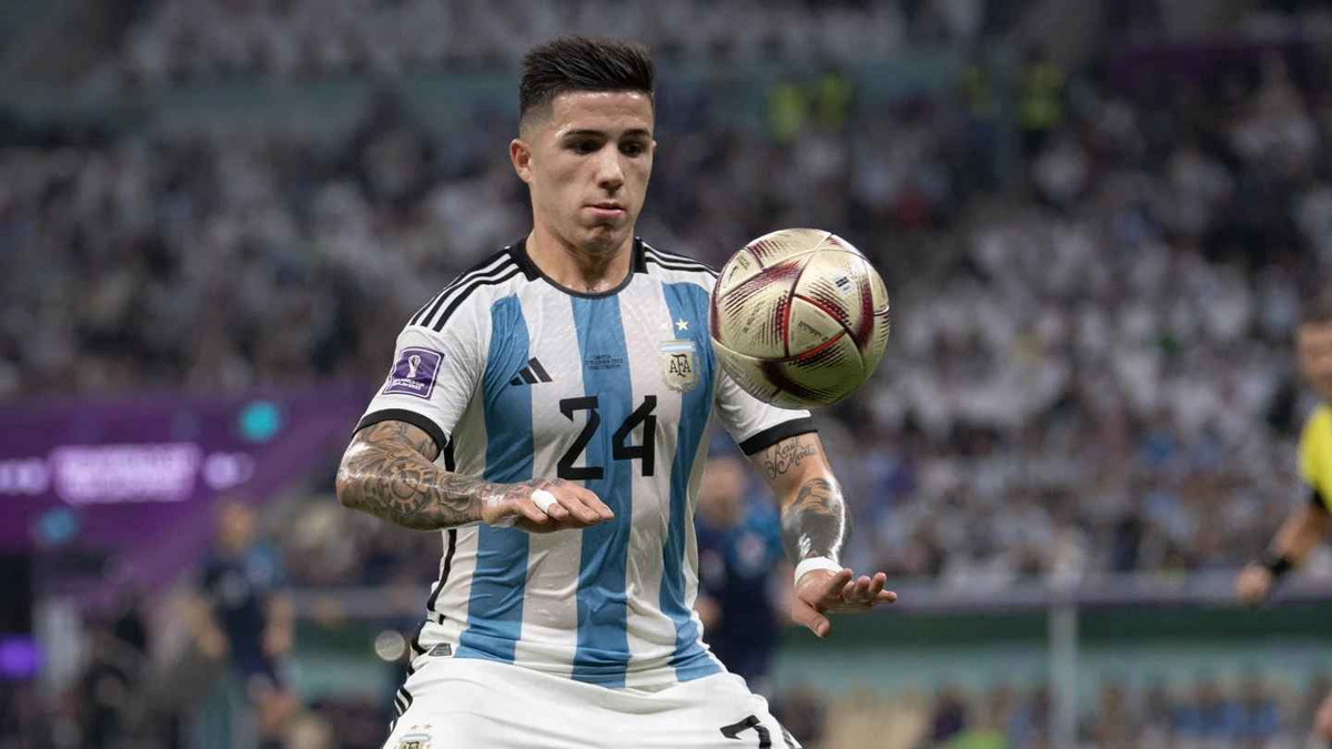 Cơ hội ra sân chỉ đến nhiều hơn sau khi anh được cho mượn tại Defensa y Justicia ở mùa 2020/21, nơi cầu thủ trẻ người Argentina được chơi 33 trận suốt cả mùa, ghi 1 bàn thắng để góp công giúp đội giành cú đúp Copa Sudamericana và Recopa Sudamericana.