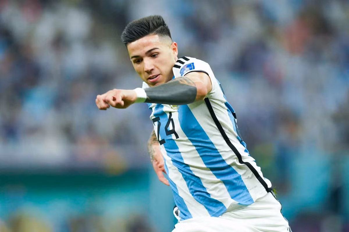 Tổng cộng, Enzo Fernandez đã đá 24 trận cho Benfica mùa này, bao gồm 13 trận ở giải VĐQG, 4 trận ở vòng sơ loại và 5 trận ở Champions League, kèm thêm 2 trận ở Cúp QG.