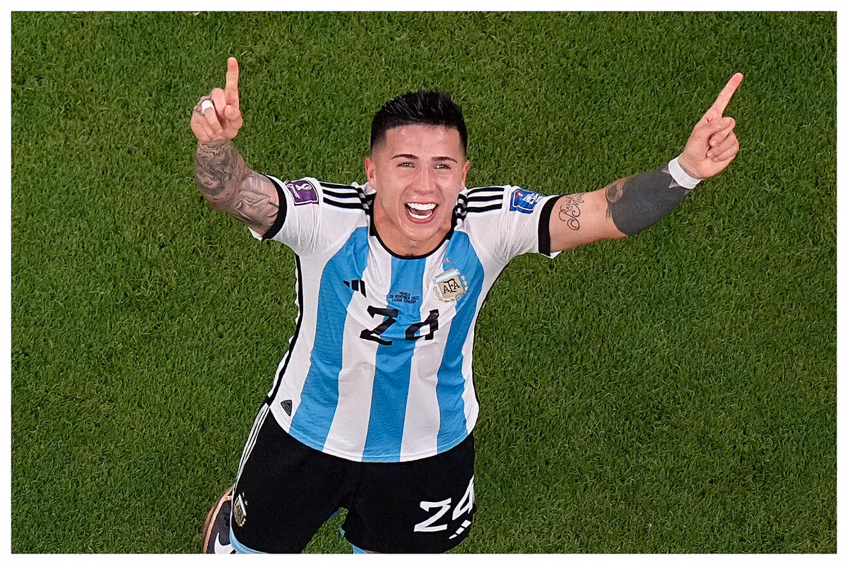 Bước sang năm 2022, Enzo Fernandez tỏa sáng rực rỡ với 10 bàn thắng và 7 đường kiến tạo trong 28 trận ở River Plate. Thành tích ấy, danh tiếng ấy tạo nên tấm vé thông hành đưa anh vượt trùng dương đến trời Âu, khoác áo “Đại bàng” Benfica.