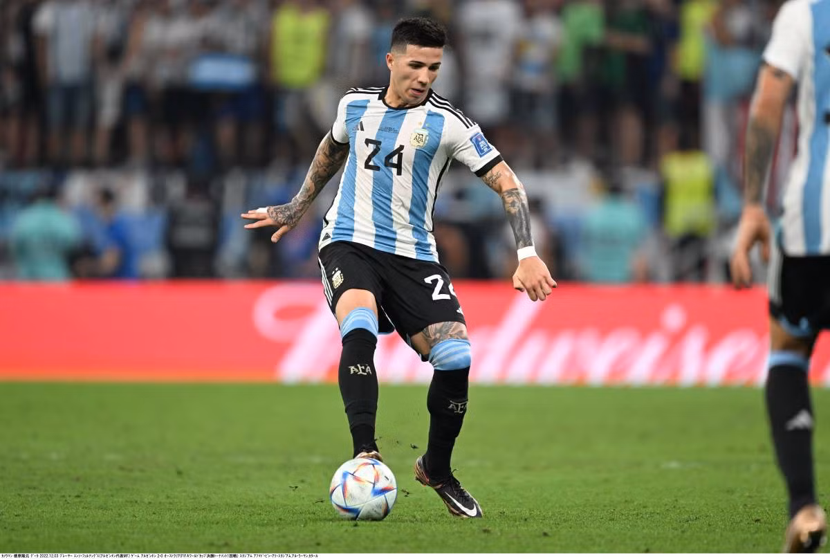 Sau giai đoạn ấn tượng đó, “cá nhỏ” Enzo Fernandez được triệu về Dòng sông Bạc vào tháng 7/2021 và có thêm 24 lần ra sân khi cùng đội lên ngôi vô địch Argentina.