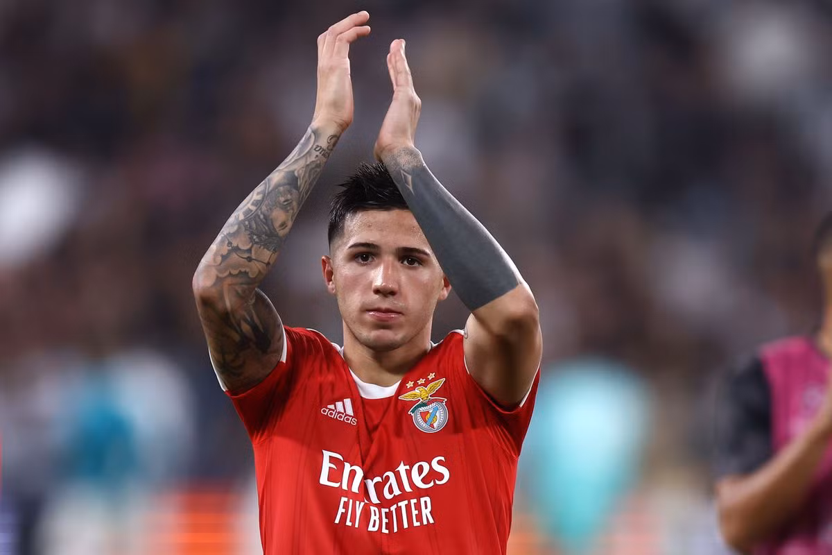 Trở lại với cấp CLB, dù sớm được đôn lên đội một của River Plate vào tháng 1/2019, Fernandez đã không có trận ra mắt Dòng sông bạc cho đến tận tháng 3/2020.