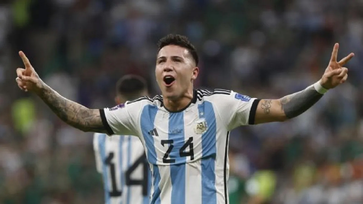 Ở các cấp ĐTQG, Fernandez có 2 lần khoác áo U21 Argentina vào năm 2019. Sau 3 năm không được thi đấu quốc tế, anh lần đầu tiền được triệu tập lên ĐTQG vào tháng 9 năm nay, tức chỉ vỏn vẹn 2 tháng trước khi World Cup diễn ra.