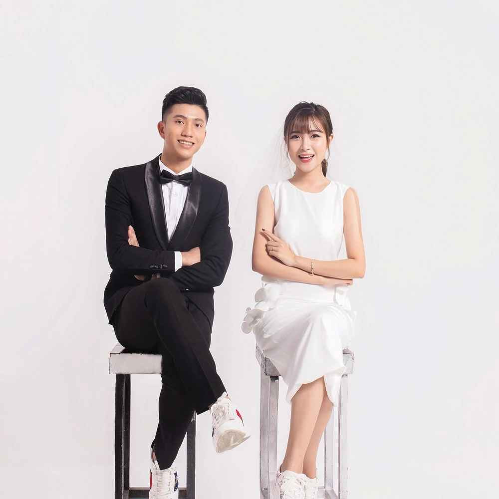 Mới đây trên trang cá nhân, Phan Văn Đức bất ngờ đổi ảnh đại diện rạng rỡ bên bà xã khiến người hâm mộ vô cùng tò mò.