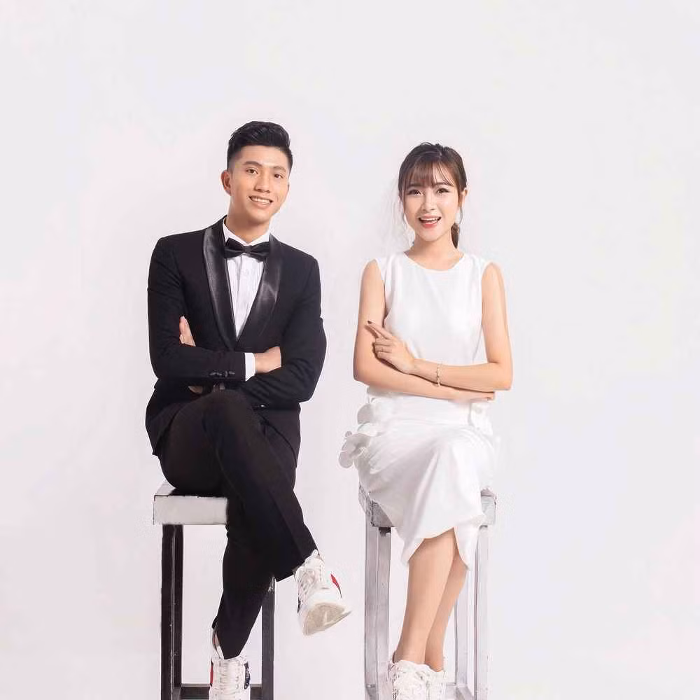 Mới đây trên trang cá nhân, Phan Văn Đức bất ngờ đổi ảnh đại diện rạng rỡ bên bà xã khiến người hâm mộ vô cùng tò mò.