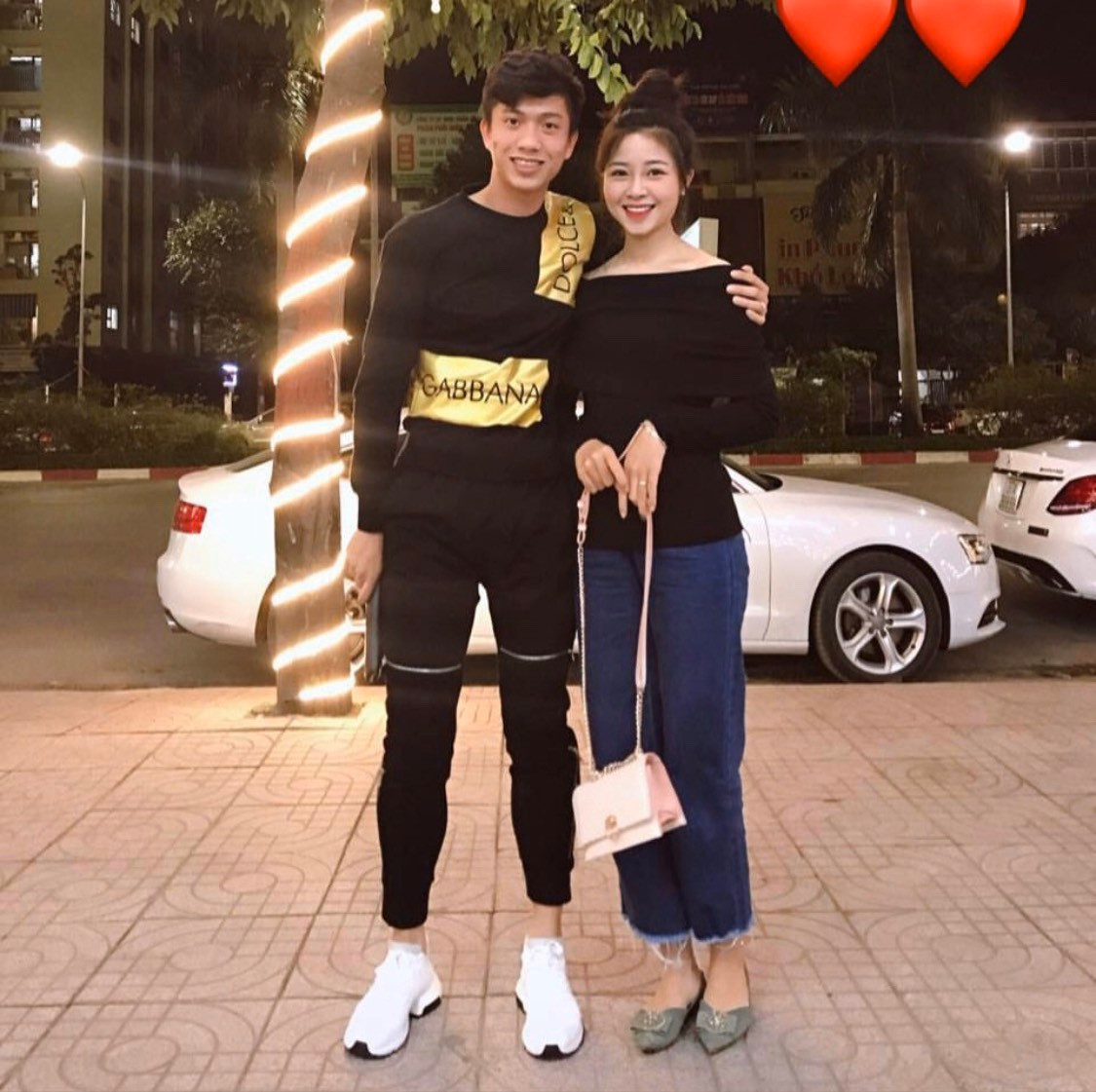 Bị cầu thủ Hồ Tấn Tài trêu chọc: “Tưởng đâu vác trên vai nè. Boss quá”, Phan Văn Đức phản ứng nhanh: “Cả xóm anh sợ vợ anh. Huống hồ gì anh”.