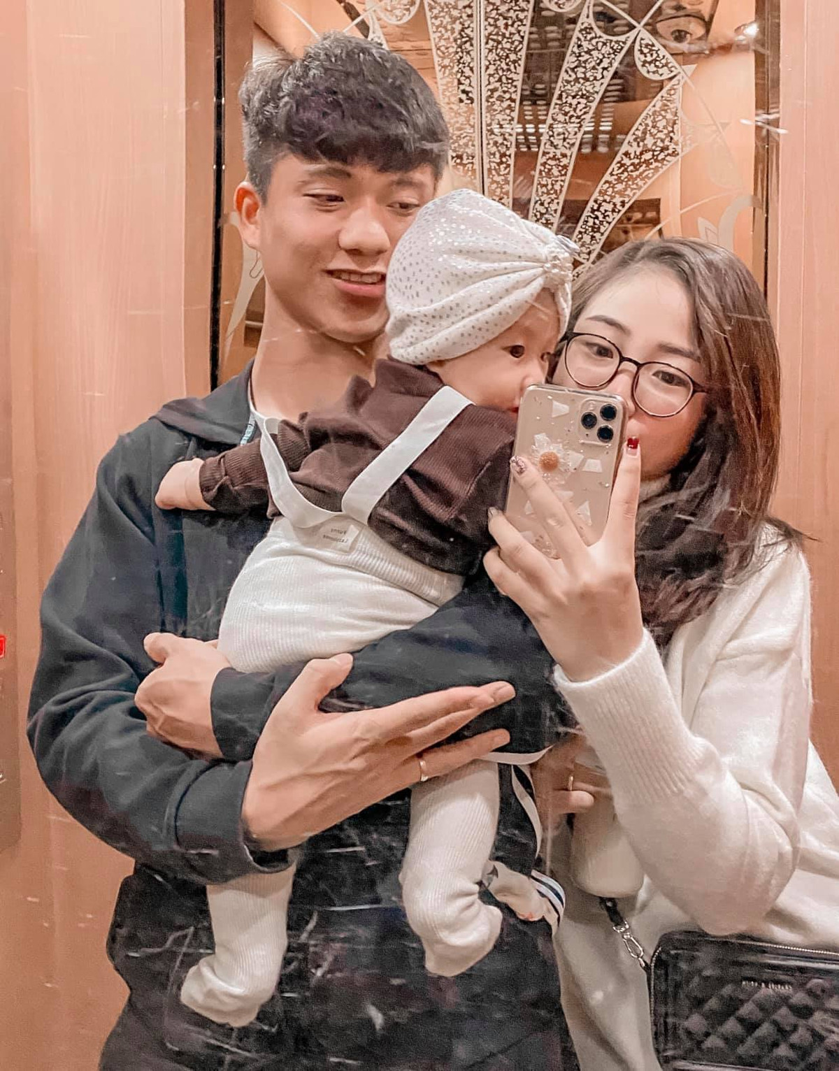 Đầu tháng 4/2022, gia đình Phan Văn Đức đón thêm một “thiên thần” thứ 2 - bé Khoai Tây. Tổ ấm hạnh phúc, viên mãn của chàng tiền vệ sinh năm 1996 khiến cộng đồng mạng vô cùng ngưỡng mộ.