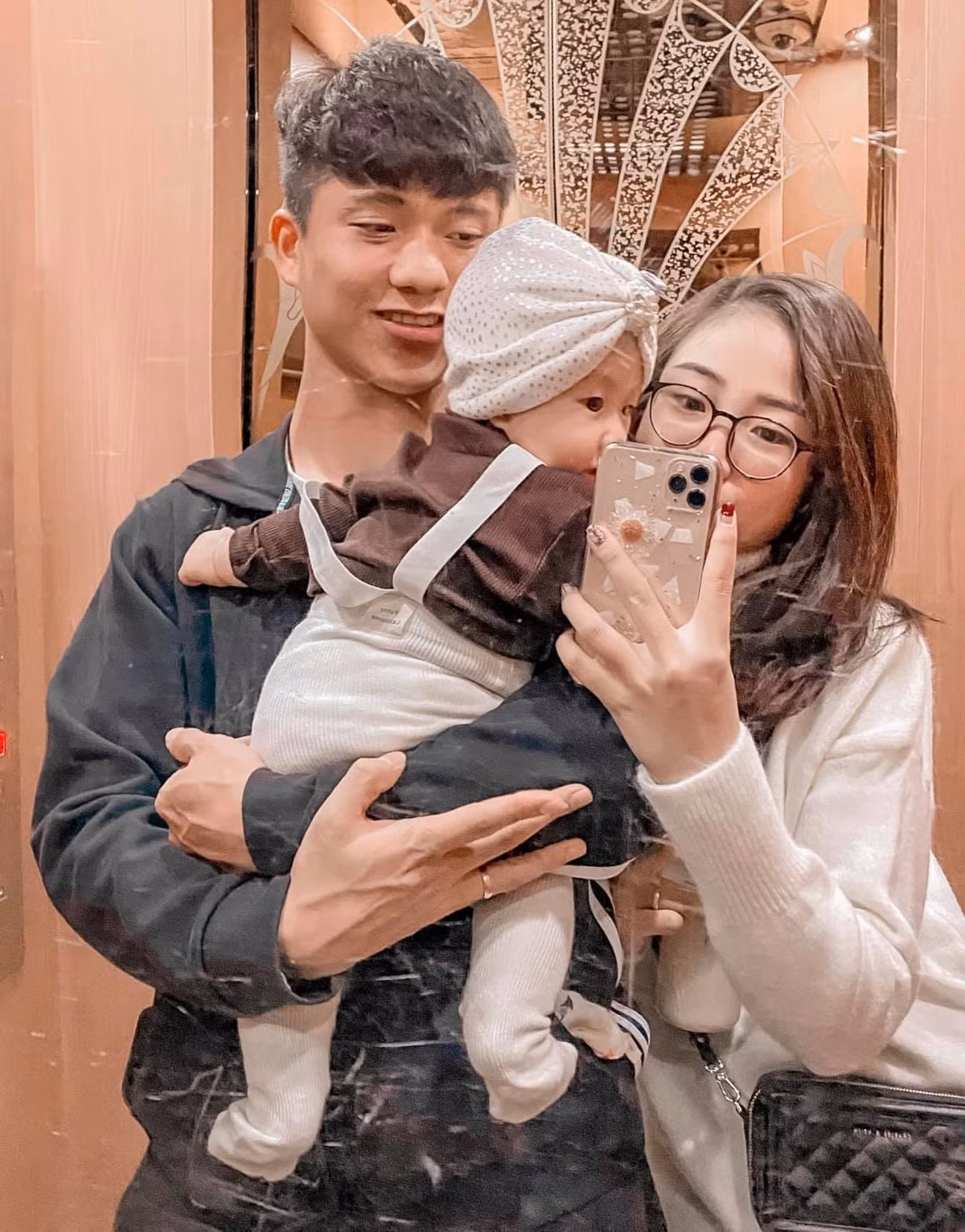 Đầu tháng 4/2022, gia đình Phan Văn Đức đón thêm một “thiên thần” thứ 2 - bé Khoai Tây. Tổ ấm hạnh phúc, viên mãn của chàng tiền vệ sinh năm 1996 khiến cộng đồng mạng vô cùng ngưỡng mộ.