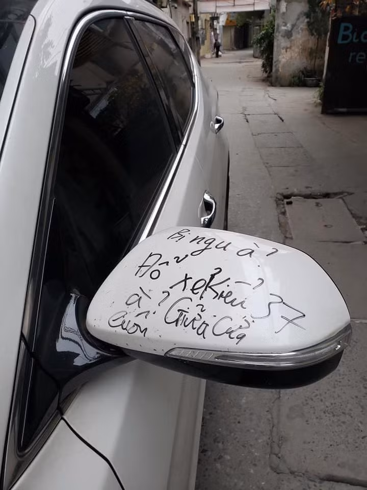 Trước đó, không ít lần dân mạng đã được chứng kiến những màn đỗ xe vô ý thức từ các chủ xe và điểm chung là đều phải nhận những cái kết vô cùng đắng.