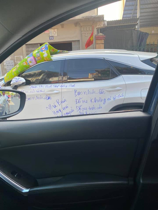 Việc các chủ xế hộp đỗ xe ngang ngược chắn lối ra của nhà dân không còn xã lại gì với CĐM. Cũng chính từ hành động trên mà nhiều chủ xe nhận không ít trái đắng. Như mới đây, chiếc ô tô màu trắng Lexus bị viết chi chít lên thân xe cũng chỉ vì đỗ thiếu ý thức.