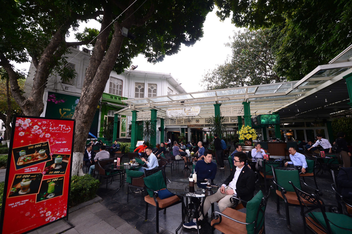 Đây là nhà hàng sang trọng, không gian rộng rãi, có tầm nhìn đẹp hướng ra Hồ Gươm.