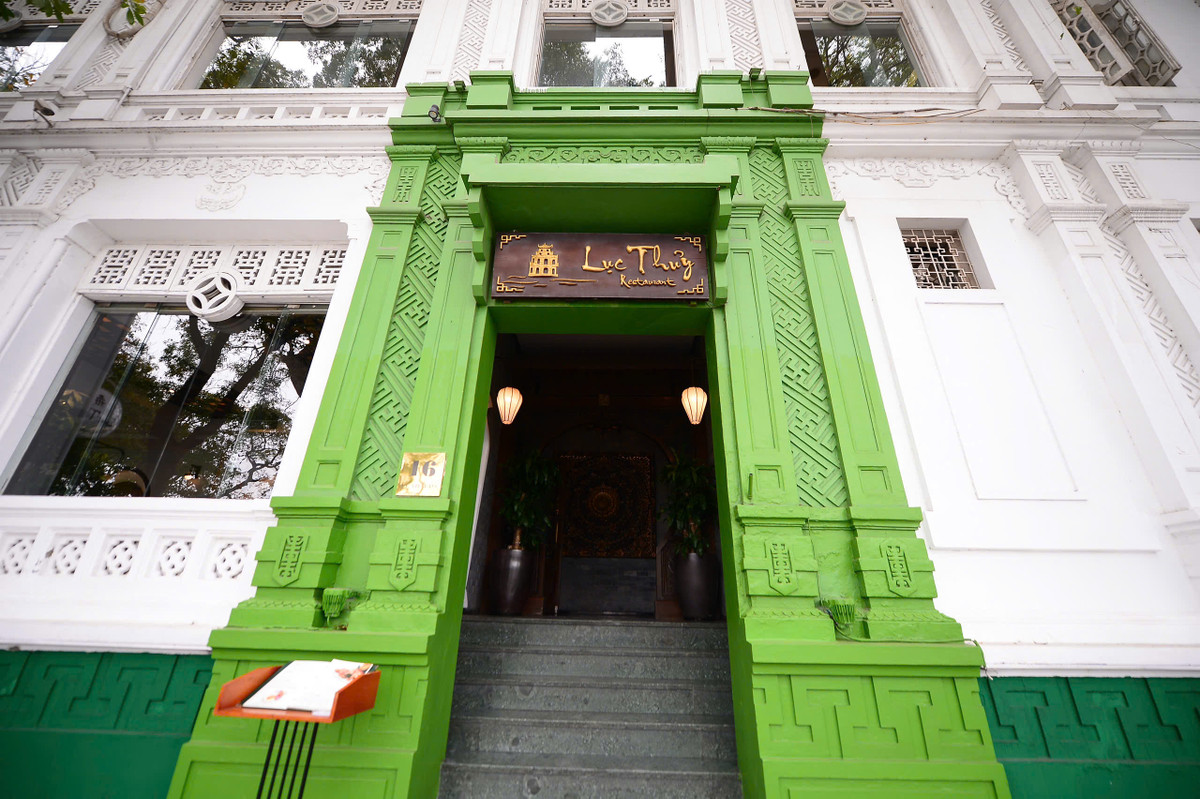 Mặt bên hông hướng ra khu vực hồ Gươm của nhà hàng Lục Thủy.