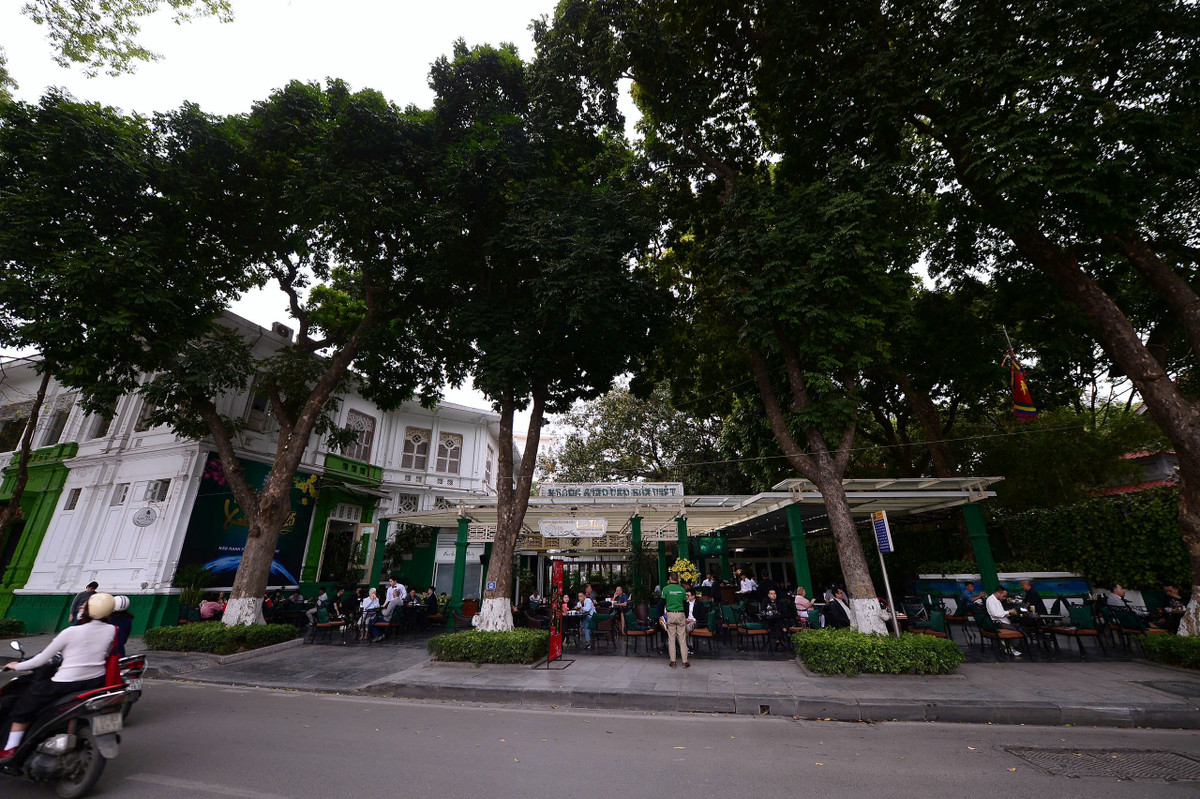 Ngoài Nhà hát Nghệ thuật Đương đại Việt Nam, khu đất phía tây Hồ Gươm còn là nơi tọa lạc của nhà hàng Lục Thủy.