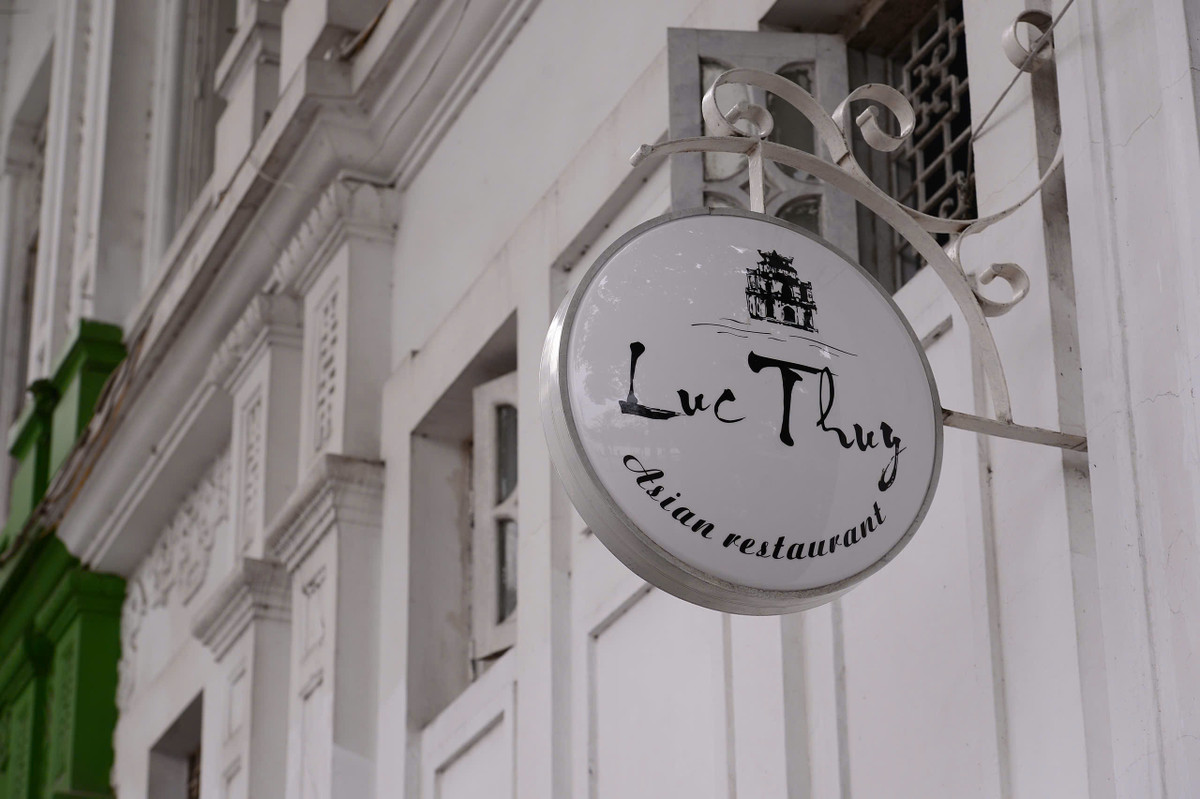 Nhà hàng Lục Thủy thu hút đông đảo người dân và du khách bất kể thời điểm nào trong ngày nhờ vị trí đắc địa. Trong giờ cao điểm, du khách thường phải xếp hàng dài bên ngoài và chờ đợi khá lâu mới có thể tìm được chỗ ngồi để nghỉ chân và thưởng thức bữa ăn.