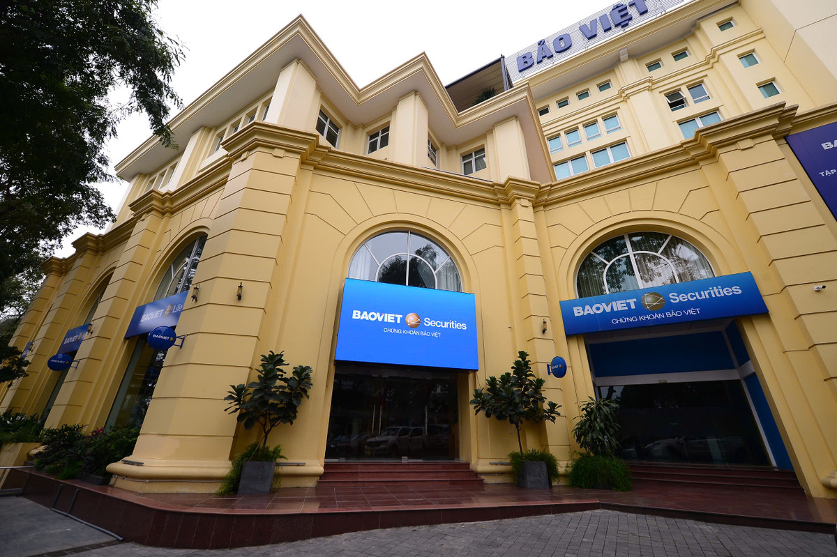 Gần khu vực Quảng trường Đông Kinh Nghĩa Thục còn nhiều cơ sở khác Tòa nhà của bảo hiểm Bảo Việt.