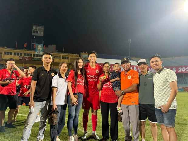 Theo Phụ nữ Thủ đô, ông Đoàn Quốc Thắng - bố của Văn Hậu tỏ ra bất ngờ khi nhận tin con trai cầu hôn bạn gái Doãn Hải My.