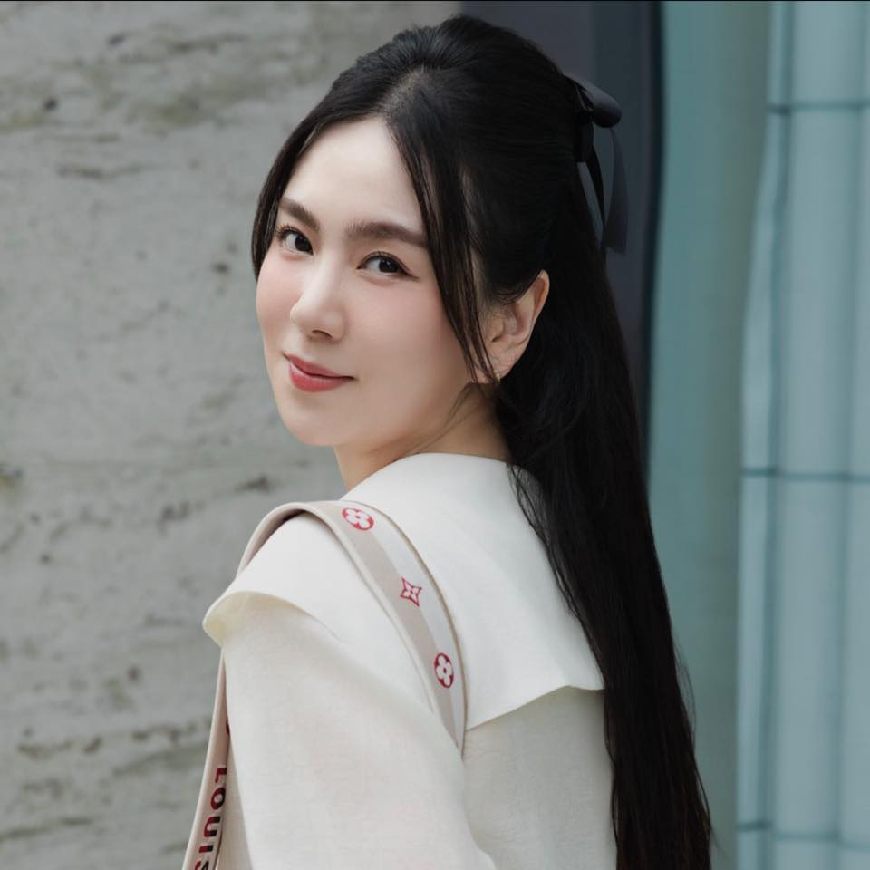 “Sau khi trải qua biến cố nhất định, tôi muốn truyền tải đến tất cả phụ nữ xung quanh mình: Hãy luôn nhớ ước mơ và công việc của mình là gì, đừng bao giờ từ bỏ nó. Nếu chẳng may có chuyện gì xảy ra thì mình vẫn luôn còn ước mơ và một nơi để trở về” - Nữ MC nói thêm.