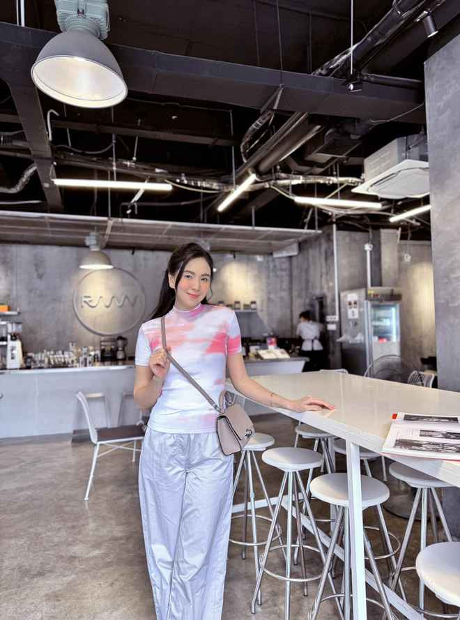 Theo chia sẻ thì nữ MC đẹp nhất đài VTV vẫn khá ổn khi cô nàng dành nhiều thời gian cho bản thân và những người thân xung quanh.