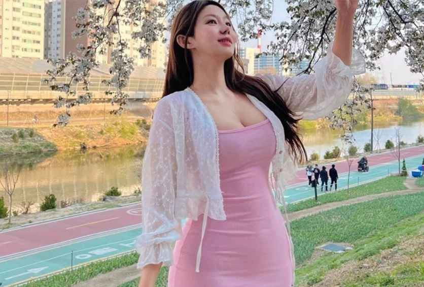 Vốn là một huấn luyện viên pilates nên Solbi biết cách tập luyện. Đây là bộ môn giúp cô có được vóc dáng đẹp và cân đối như hiện tại.