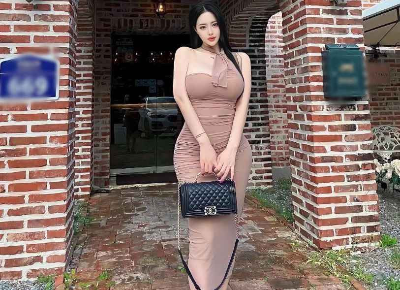 Không theo chuẩn mình dây như nhiều mỹ nhân xứ Kim chi khác, người đẹp có body đầy đặn, cặp "đùi cột đình" vẫn đẹp quyến rũ, gợi cảm.