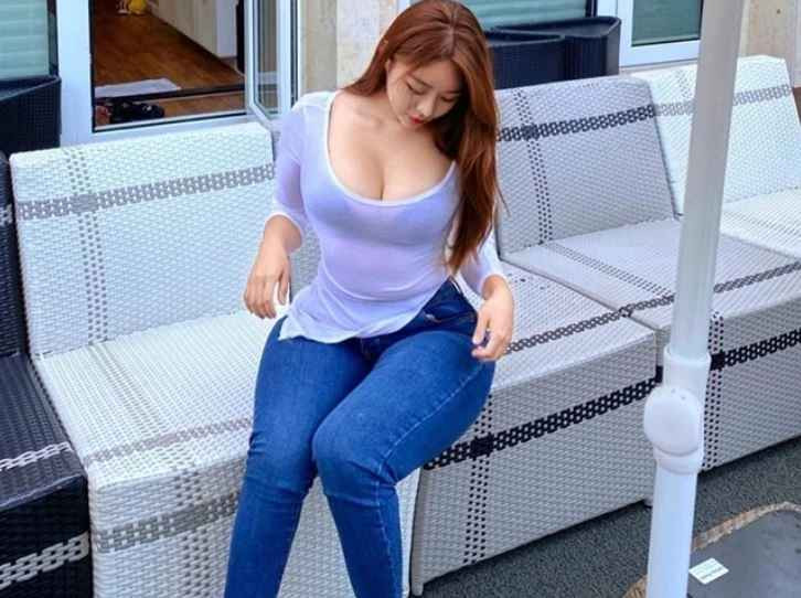 Solbi có phần đầy đặn hơn cặp đùi "cột đình" nhưng cô vẫn được ngợi khen gợi cảm.