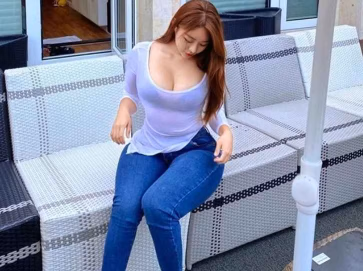 Solbi có phần đầy đặn hơn cặp đùi "cột đình" nhưng cô vẫn được ngợi khen gợi cảm.