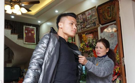 Nhìn sơ qua không gian bên ngoài căn nhà của Quang Hải có thể thấy được sự tinh tế và hiện đại trong khâu thiết kế và xây dựng. Được biết, trước khi có ngôi nhà bề thế như hiện tại, gia đình nam tiền vệ từng phải sống trong một căn nhà cũ xuống cấp.