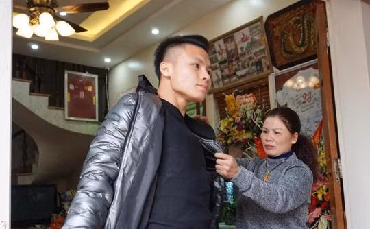 Nhìn sơ qua không gian bên ngoài căn nhà của Quang Hải có thể thấy được sự tinh tế và hiện đại trong khâu thiết kế và xây dựng. Được biết, trước khi có ngôi nhà bề thế như hiện tại, gia đình nam tiền vệ từng phải sống trong một căn nhà cũ xuống cấp.