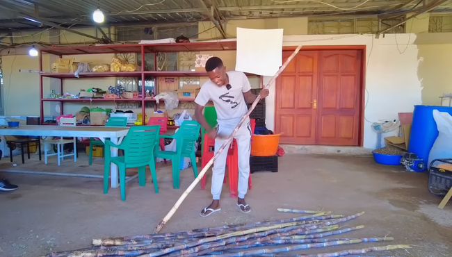 “Mọi người mới biết Lindo bán nước mía thôi chứ chưa biết Lindo xay nước mía như thế nào, làm ra nước mía như thế nào. Hôm nay Lindo sẽ đem máy ra để xay và bán luôn. Trời nắng như thế này uống nước mía bỏ thêm đá quá tuyệt vời”, Lindo nói trong clip.