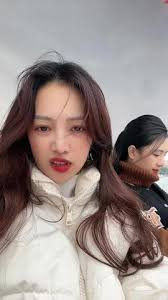 Đến tối 19/3, khi video từ các tài khoản giả mạo tràn lan, cô nàng này quyết định quay đính chính bằng một clip trên TikTok cá nhân.