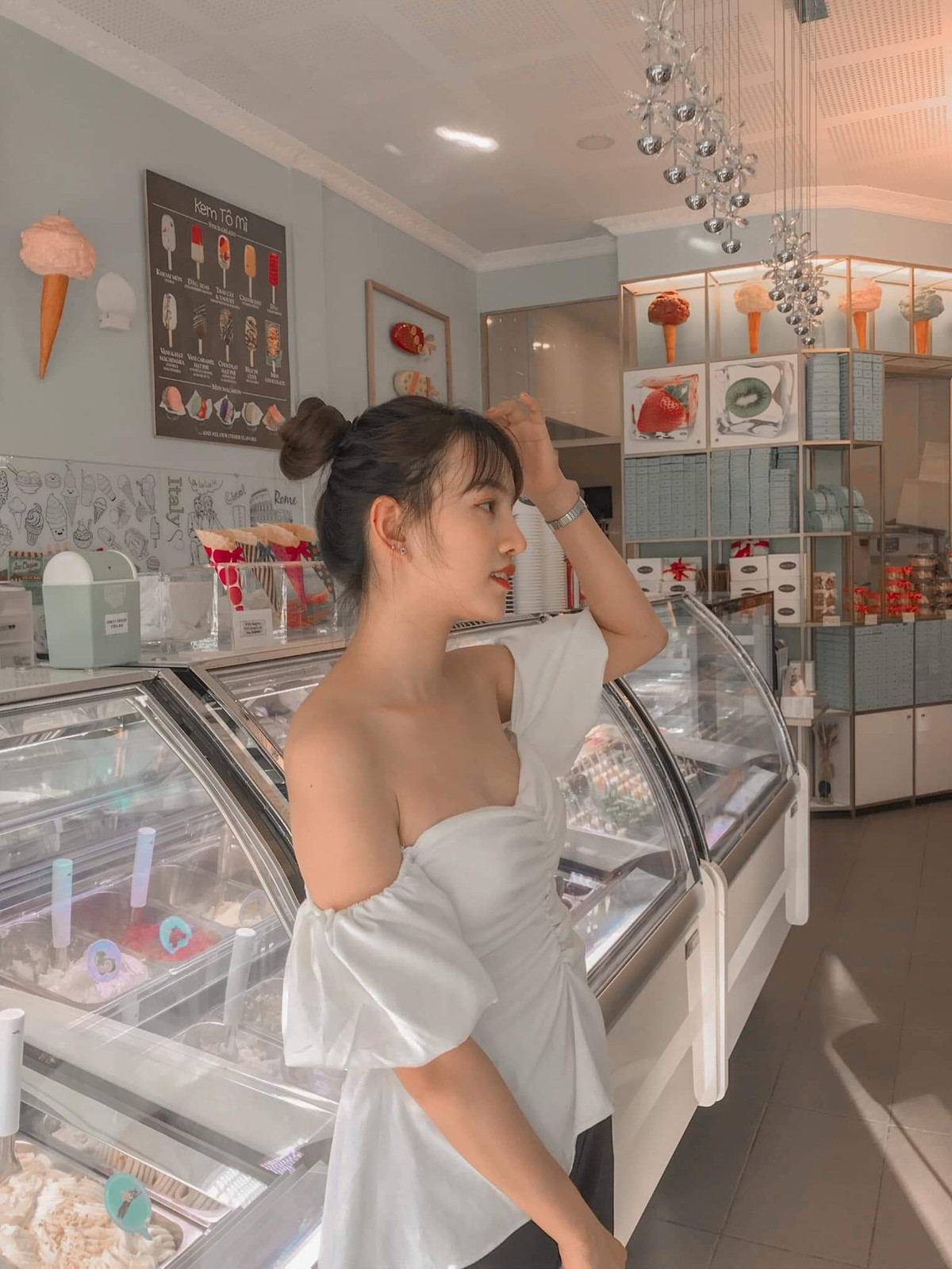 Nguyễn Bảo Châu (26 tuổi, ở Hà Nội) cũng rất bức xúc khi những hình ảnh cá nhân của mình lan truyền trên mạng xã hội trong những bài viết khẳng định đây là tiếp viên hàng không Đ.P.V - một trong 4 người nghi xách hàng cấm từ Pháp về Việt Nam. Chị cho biết đây là những hình ảnh cá nhân của chị trong trang phục nhân viên hàng không và trong những chuyến du lịch trước đây.