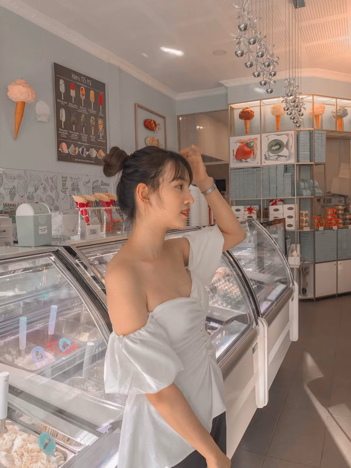 Nguyễn Bảo Châu (26 tuổi, ở Hà Nội) cũng rất bức xúc khi những hình ảnh cá nhân của mình lan truyền trên mạng xã hội trong những bài viết khẳng định đây là tiếp viên hàng không Đ.P.V - một trong 4 người nghi xách hàng cấm từ Pháp về Việt Nam. Chị cho biết đây là những hình ảnh cá nhân của chị trong trang phục nhân viên hàng không và trong những chuyến du lịch trước đây.