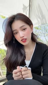 Trước Thu Thủy, Phượng Huỳnh - một nữ tiếp viên hàng không cũng bức xúc lên tiếng về việc clip của cô bị người khác lấy và đăng tải với chú thích: “Hình ảnh cuối cùng em trước khi bị bắt”.