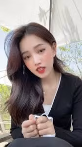 Trước Thu Thủy, Phượng Huỳnh - một nữ tiếp viên hàng không cũng bức xúc lên tiếng về việc clip của cô bị người khác lấy và đăng tải với chú thích: “Hình ảnh cuối cùng em trước khi bị bắt”.