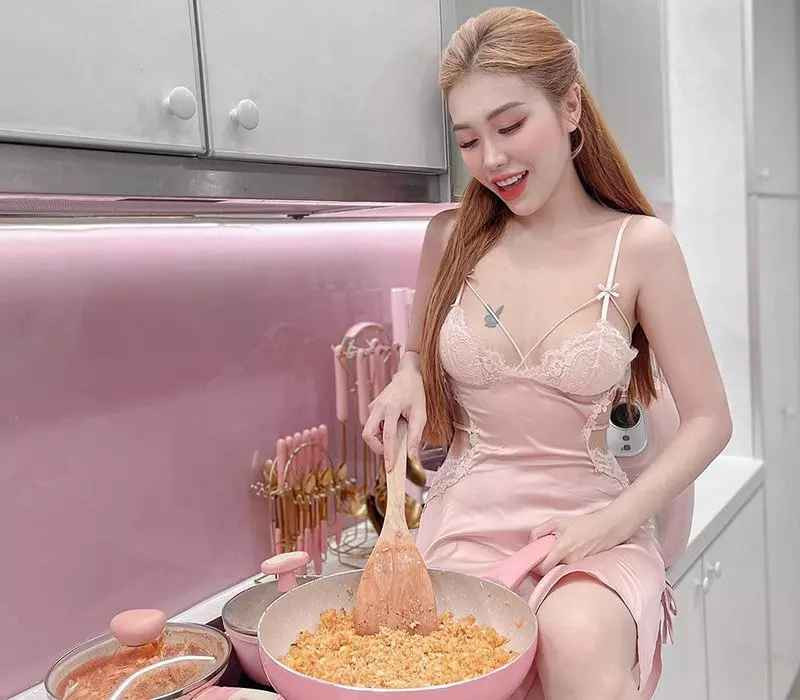 Mới đây, Pinky Bảo Trân còn làm cho dân mạng đứng ngồi không yên vì vào bếp nấu ăn nhưng lại diện một chiếc váy ngủ hết sức gợi cảm.