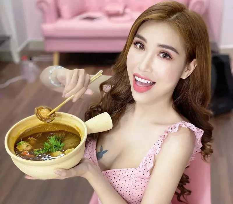 Pinky Bảo Trân mê mẩn những chiếc váy màu hồng có thiết kế gợi cảm như cut out, đan dây, khoét lưng, cổ rộng... để cô nàng khoe khéo hình thể tối đa, dù là khi ăn.