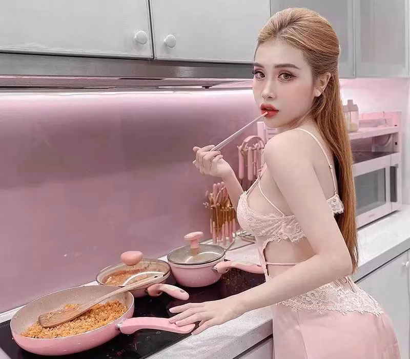 Theo đó, những mẫu đầm ngủ ren lưới hay chất liệu xuyên thấu được Pinky Bảo Trân yêu thích và trưng dụng rất nhiều lần để lưu lại khoảnh khắc và post lên mạng.