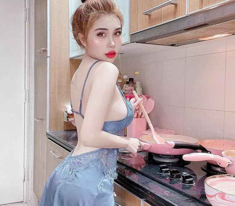 Nhiều cư dân mạng còn nói đùa rằng nấu ăn mà mặc váy mỏng manh kiệm vải và nhiều chi tiết quá thì Bảo Trân nên cẩn thận lửa.