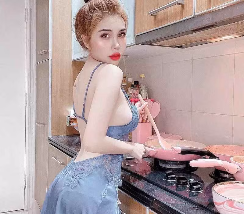 Nhiều cư dân mạng còn nói đùa rằng nấu ăn mà mặc váy mỏng manh kiệm vải và nhiều chi tiết quá thì Bảo Trân nên cẩn thận lửa.